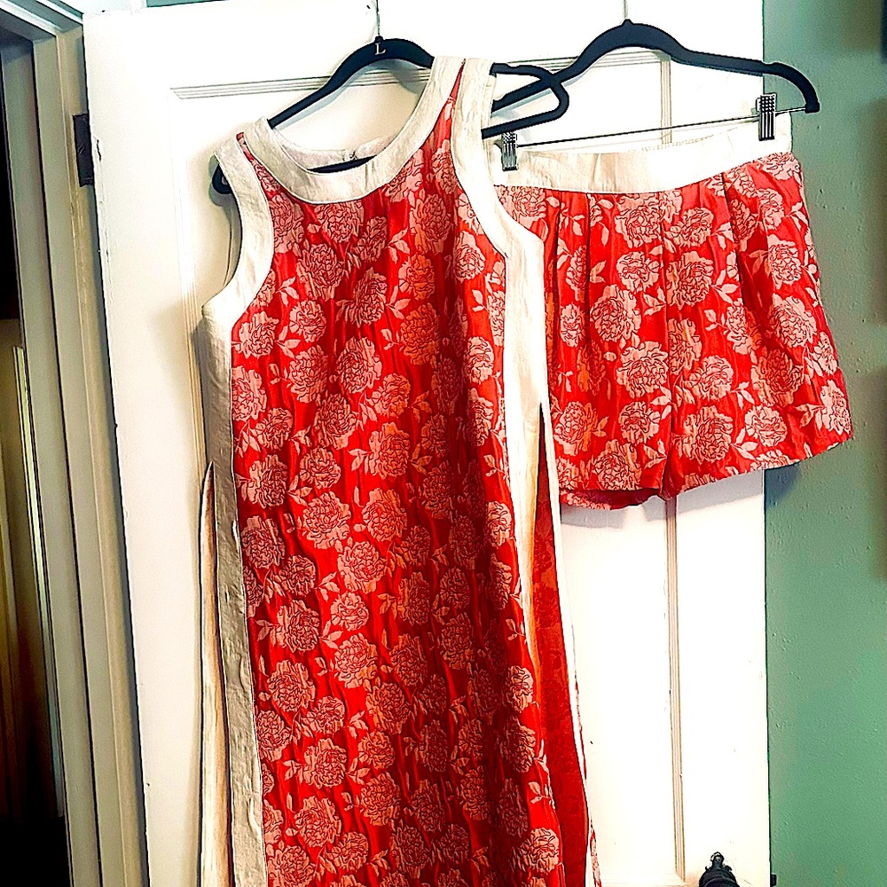 BURU 2 piece maxi tunic & shorts. ALL GLAM !
NWT